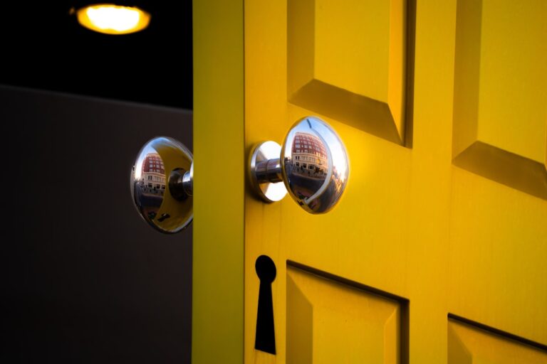 Exploring the Benefits of Smart Door Locks in Modern Homes